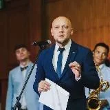 В БЕЛЫХ КЕДАХ